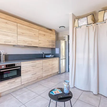 Renove Centre Lavandou Avec Terrasse - Fr-1-816-10