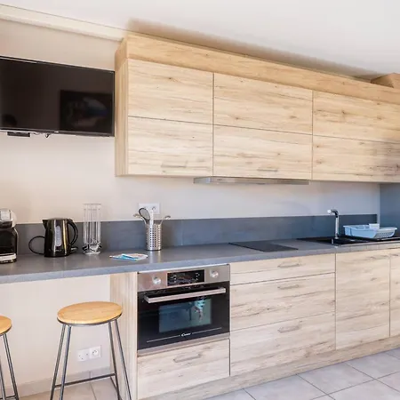 Апартаменты Renove Centre Lavandou Avec Terrasse - Fr-1-816-10