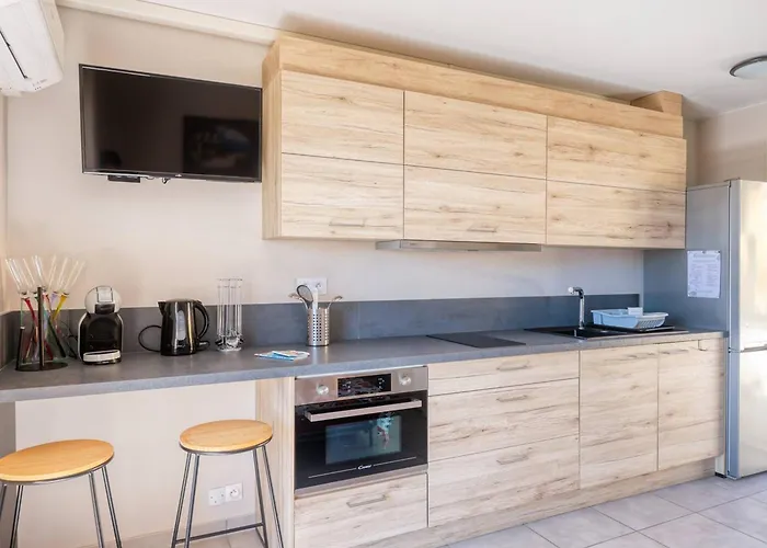 Апартаменты Renove Centre Lavandou Avec Terrasse - Fr-1-816-10