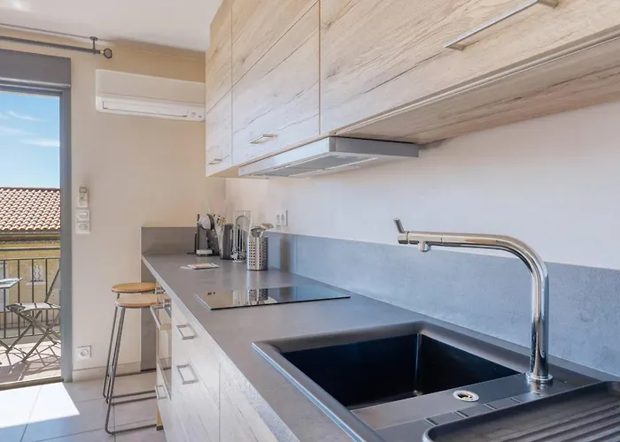 Апартаменты Renove Centre Lavandou Avec Terrasse - Fr-1-816-10