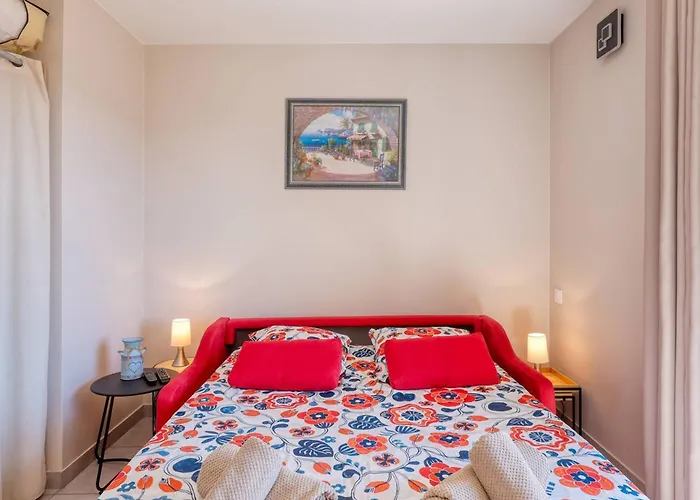 Апартаменты Renove Centre Lavandou Avec Terrasse - Fr-1-816-10 *